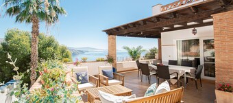 Lovely villa with jacuzzi and heated pool