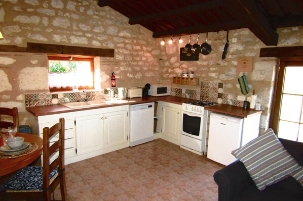 ثلاجة، ميكروويف، فرن، موقد طهي مسطح