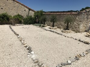 المنطقة المحيطة بالمنشأة