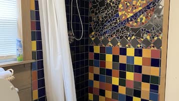 SĂšche-cheveux, serviettes fournies, savon, shampoing