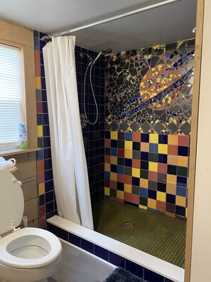 Haartrockner, Handtücher, Seife, Shampoo