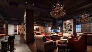 Un interior moderno con sofás, una chimenea y una zona de bar.