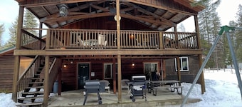 Shady Pines Loft - 3 bedrooms with fenced yard & covered deck