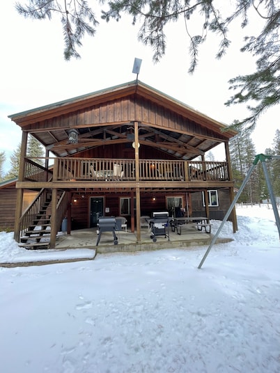Shady Pines Loft - 3 bedrooms with fenced yard & covered deck