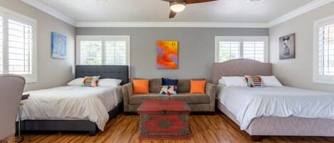 2 Schlafzimmer, Schreibtisch, Bügeleisen/Bügelbrett, Reisekinderbett