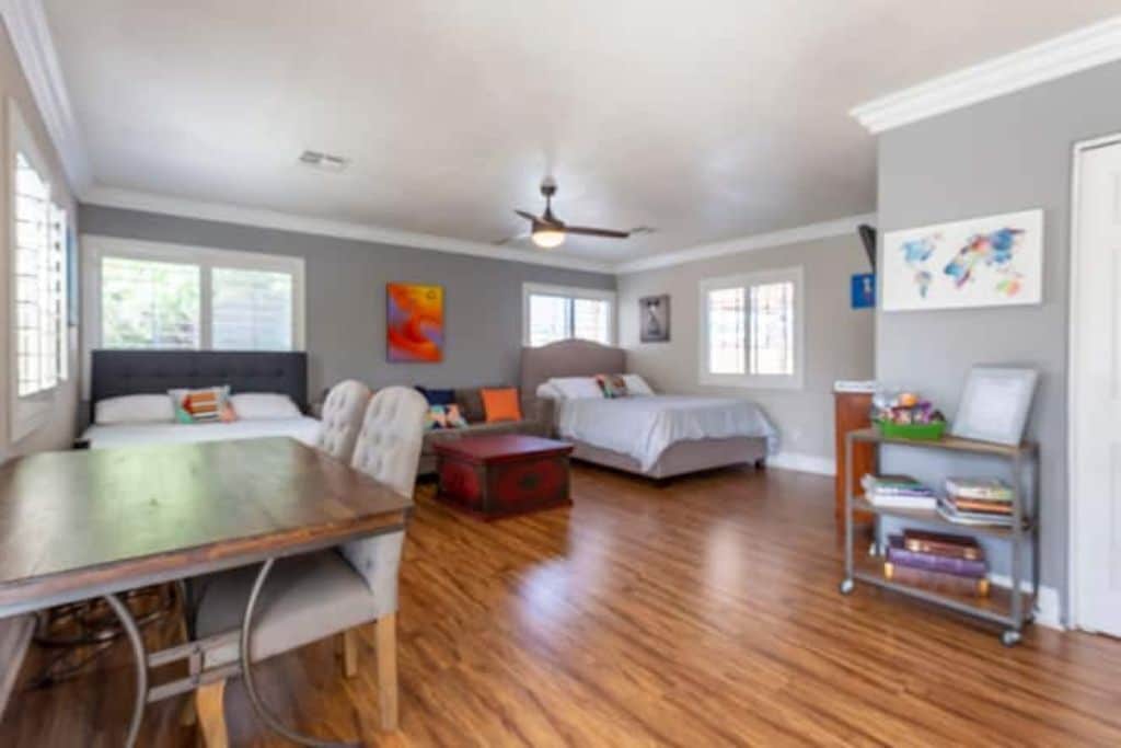 2 slaapkamers, een bureau, een strijkplank/strijkijzer, reisbedje