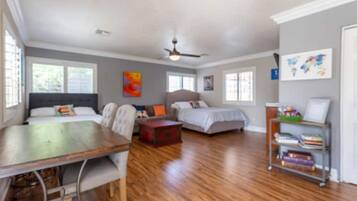 2 slaapkamers, een bureau, een strijkplank/strijkijzer, reisbedje