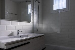 Tina con regadera, secadora de cabello, bidet 