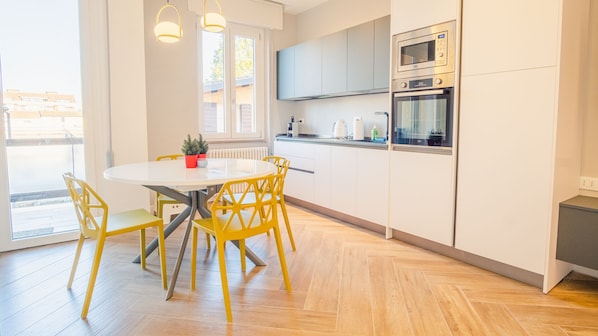 Kühlschrank, Mikrowelle, Ofen, Herdplatte