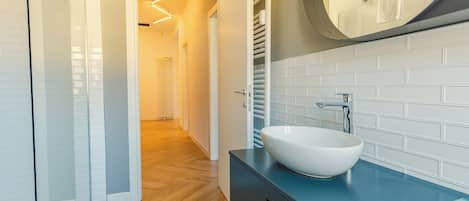 Dusche, Haartrockner, Bidet, Handtücher