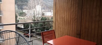 Quiet, well-located 1 bed 140 + bed with 2 extra beds. covered digicode parking.