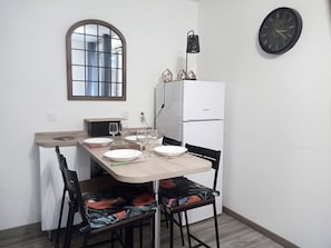 Dining - Quiet, well-located 1 bed 140, secure covered parking (Lourdes)