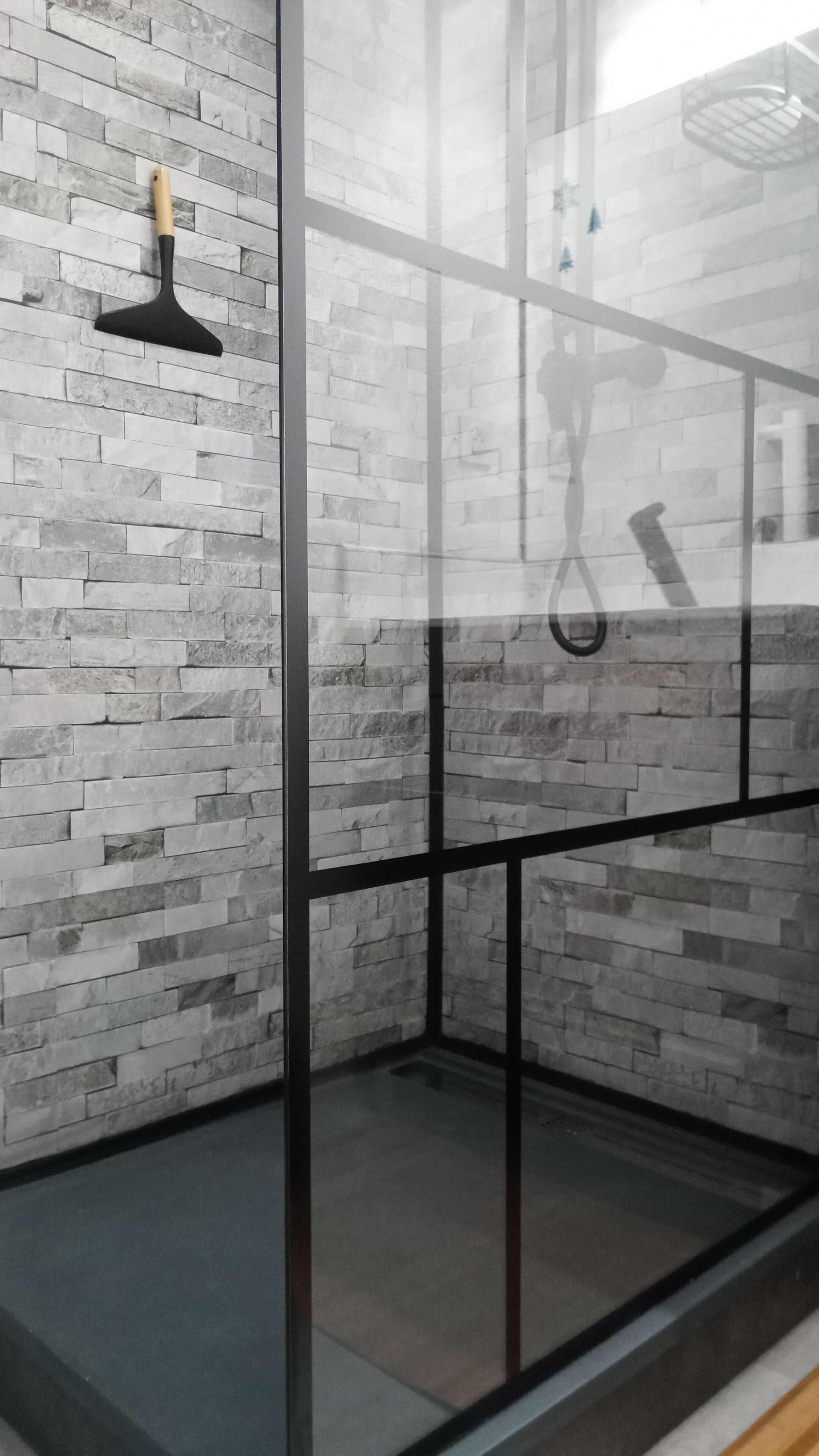 Douche, sèche-cheveux, serviettes fournies