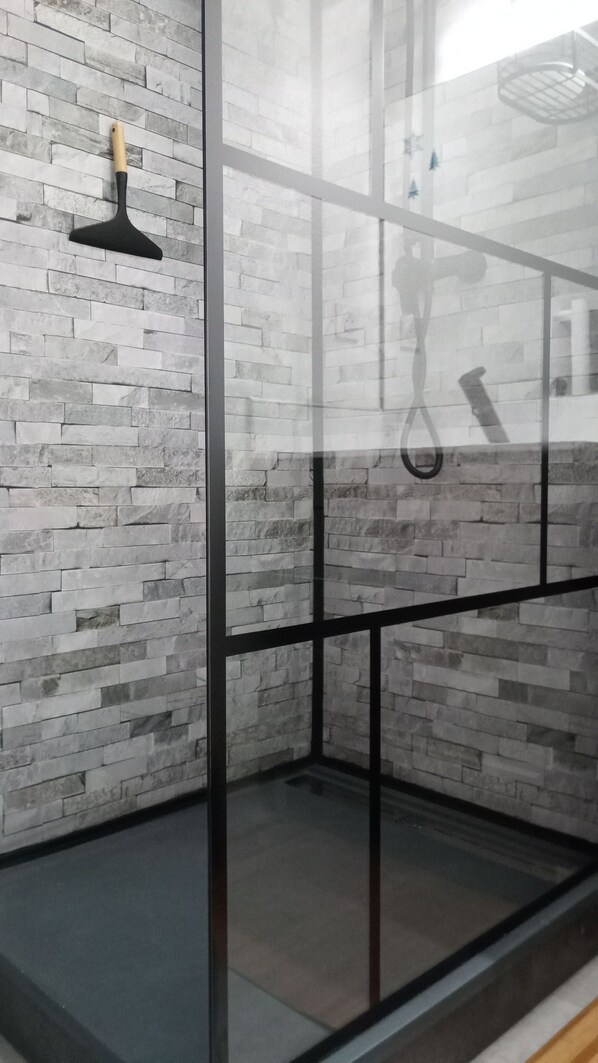 Dusche, Haartrockner, Handtücher