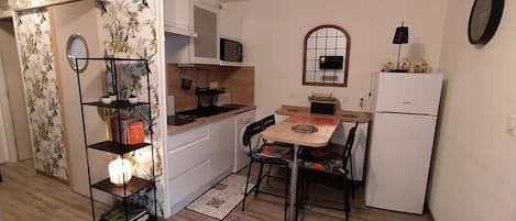 Frigorífico, microondas, placa de cocina y cafetera o tetera