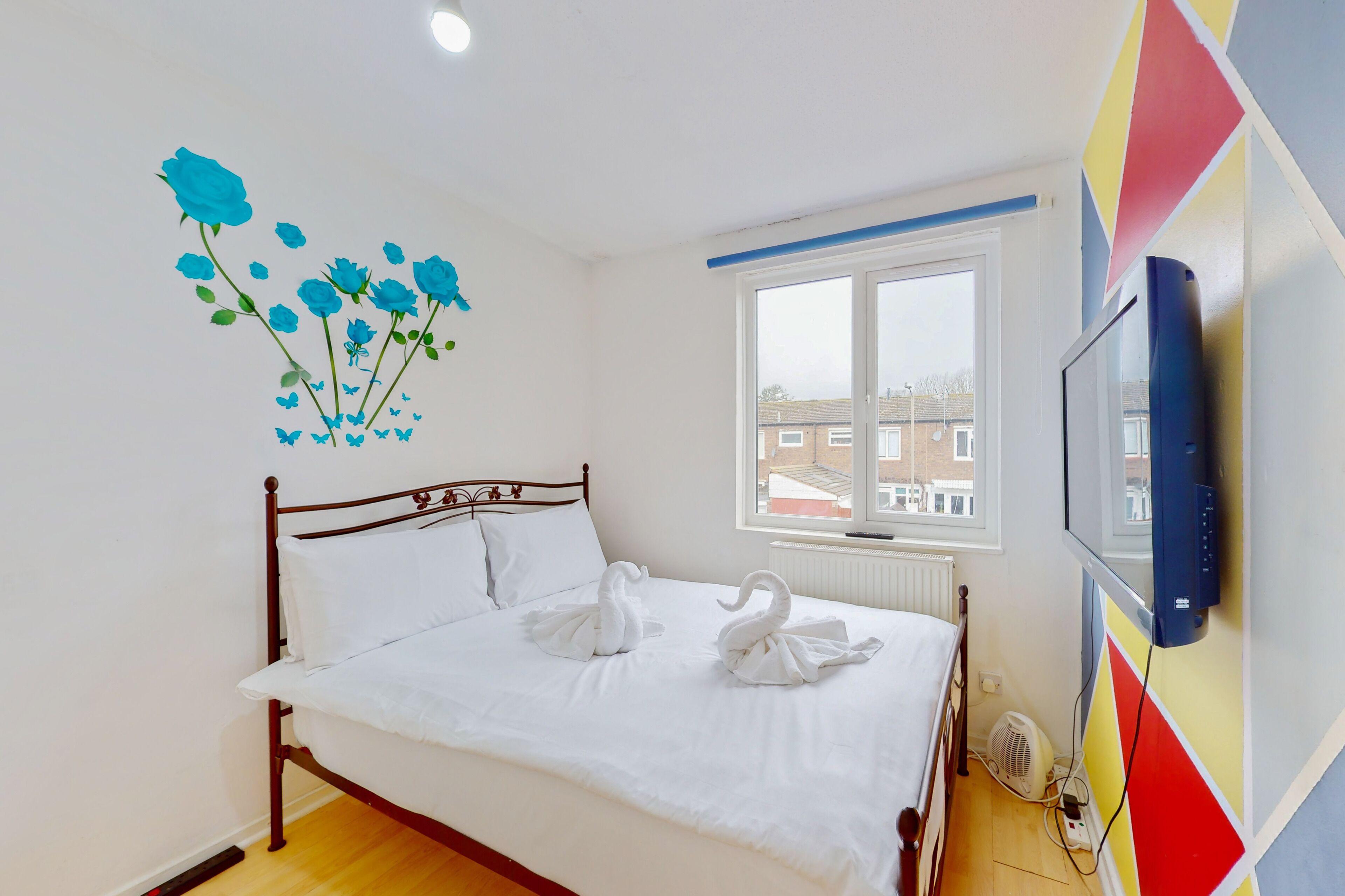 2 bedrooms, travel crib, free WiFi, bed sheets