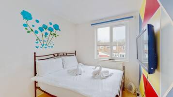 2 bedrooms, travel cot, free WiFi, bed sheets