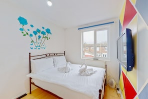 2 bedrooms, travel cot, free WiFi, bed sheets