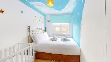 2 bedrooms, travel cot, free WiFi, bed sheets