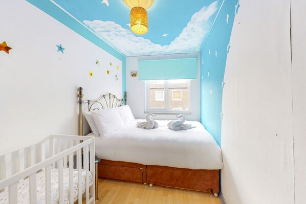 2 bedrooms, travel cot, free WiFi, bed sheets