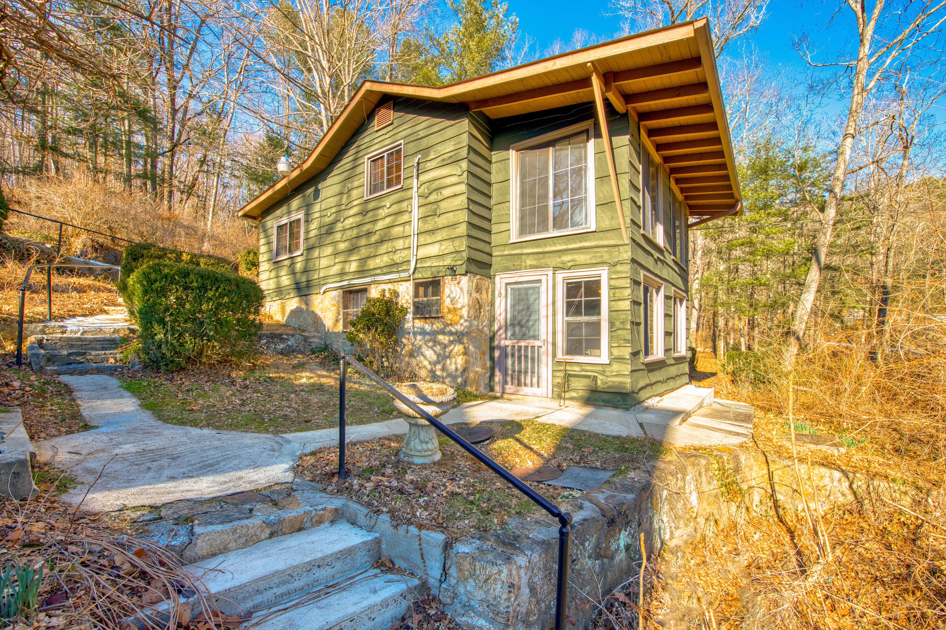 Secluded mountain-view rustic studio with patio & firepit