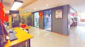 A modern hotel lobby with a reception desk, a computer station, and a seating area. - Shankee Hotel (Danyang Railway Station Glasses City) (Danyang)