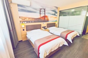Een hotelkamer met twee bedden, een muurschildering van een brug en een groot raam.