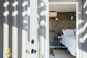 2 bedrooms, desk, iron/ironing board, free WiFi - Hotel Reset prototype. 9 secluded acres.Art Gallery.Dark Skies.Hot tub. Aliens. (Joshua Tree)