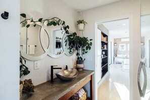 Interior - Hotel Reset prototype. 9 secluded acres.Art Gallery.Dark Skies.Hot tub. Aliens. (Joshua Tree)