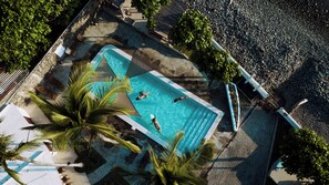 Piscine extérieure, cabanons gratuits, chaises longues