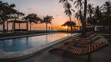 Una piscina al aire libre, camas de piscina gratis