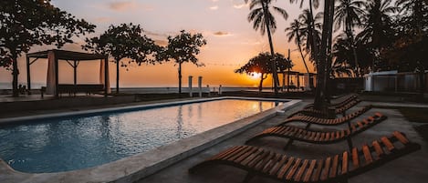 Piscine extérieure, cabanons gratuits, chaises longues