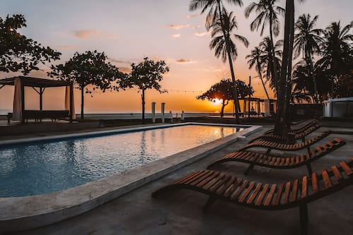 Outdoor pool, free cabanas, sun loungers