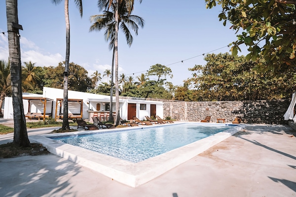 Outdoor pool, free cabanas, sun loungers