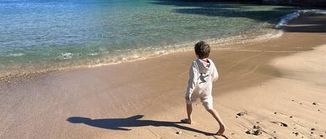 Ligstoelen aan het strand