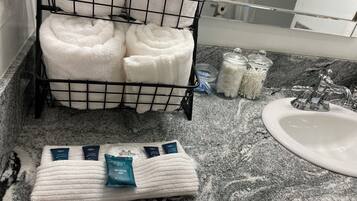 SĂšche-cheveux, serviettes fournies, savon, shampoing