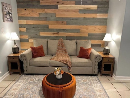 Smart TV, DVD player. 2-bedroom vacation home