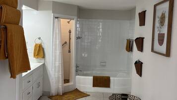 Baignoire, sĂšche-cheveux, serviettes fournies