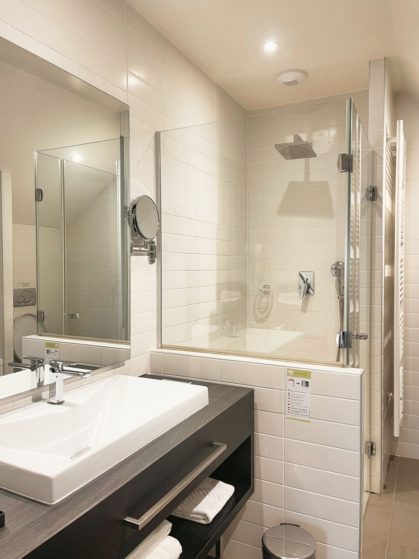 أحواض استحمام وحجيرات دش منفصلة، برانس (أردية) حمّام، خف للقدمين، مناشف