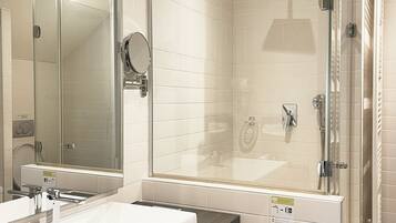 Bañera y ducha independientes, batas, pantuflas, toallas