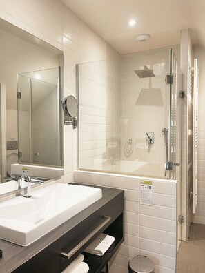 Banheira e chuveiro separados, roupões de banho, chinelos 