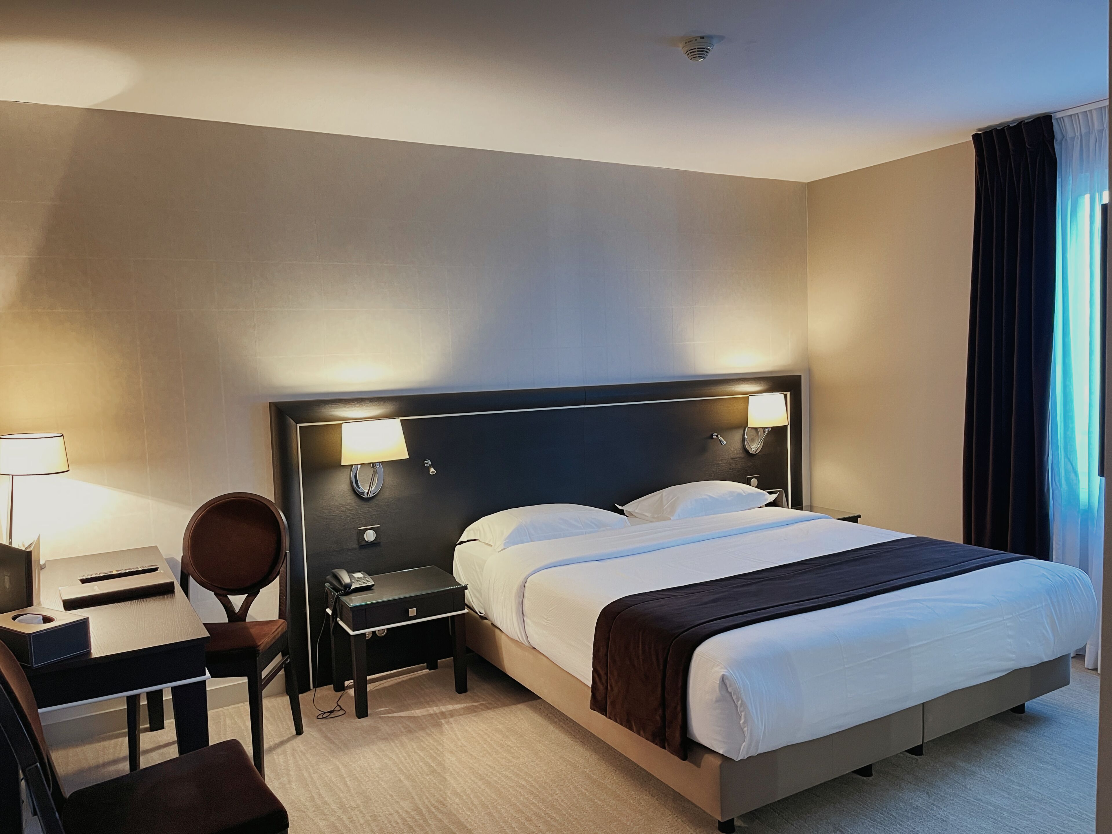 Een kluis op de kamer, een bureau, verduisterende gordijnen