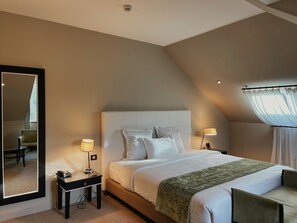 Cofres nos quartos, escrivaninha, cortinas blackout