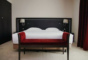 Cofres nos quartos, escrivaninha, cortinas blackout
