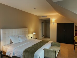 Svit - 1 kingsize-säng | Värdeförvaringsskåp på rummet, skrivbord och mörkläggningsgardiner