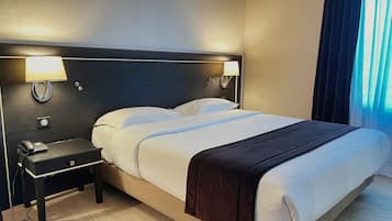 1 habitación, caja de seguridad en la habitación y escritorio