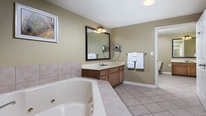 Douche, baignoire Ă jets, sĂšche-cheveux, serviettes fournies