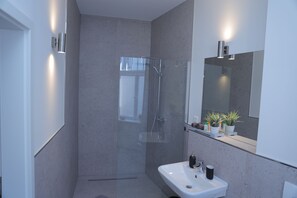 Deluxe Double Room, 1 Queen Bed, Non Smoking, City View | Bathroom | Free toiletries, hair dryer, towels, soap - Boutique Hotel (Bad Salzuflen)