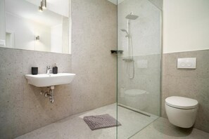 Quarto casal luxo, 1 cama Queen, para não fumantes, vista para a cidade | Banheiro | Produtos de toalete grátis, secador de cabelo, toalhas de banho