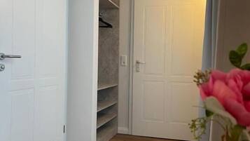 Deluxe-Doppelzimmer, 1 Queen-Bett, Nichtraucher, Stadtblick | Schreibtisch, laptopgeeigneter Arbeitsplatz, kostenloses WLAN